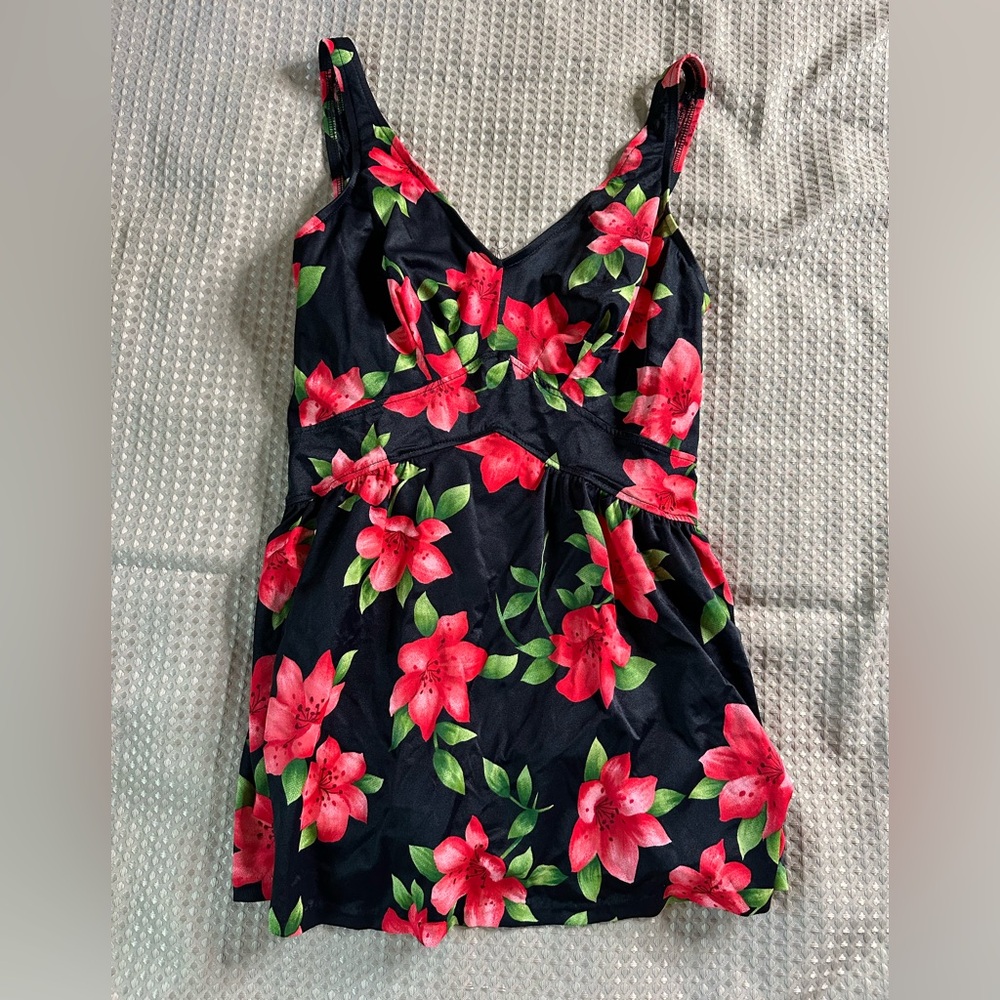 🍉 Maxine of Hollywood Black and Red Floral One Piece Skirted Swimsuit 16 EUC